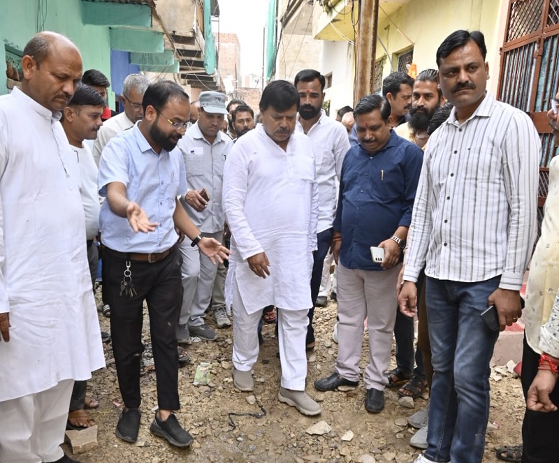 सीवर, सफाई तथा विधुत व्यवस्था का किया निरीक्षण सीवर, सफाई तथा विधुत व्यवस्था का किया निरीक्षण