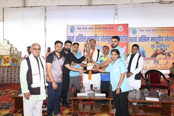 मंत्री चेतन्य कुमार काश्यप ने खिलाड़ियों को किए पुरस्कार वितरित मंत्री चेतन्य कुमार काश्यप ने खिलाड़ियों को किए पुरस्कार वितरित