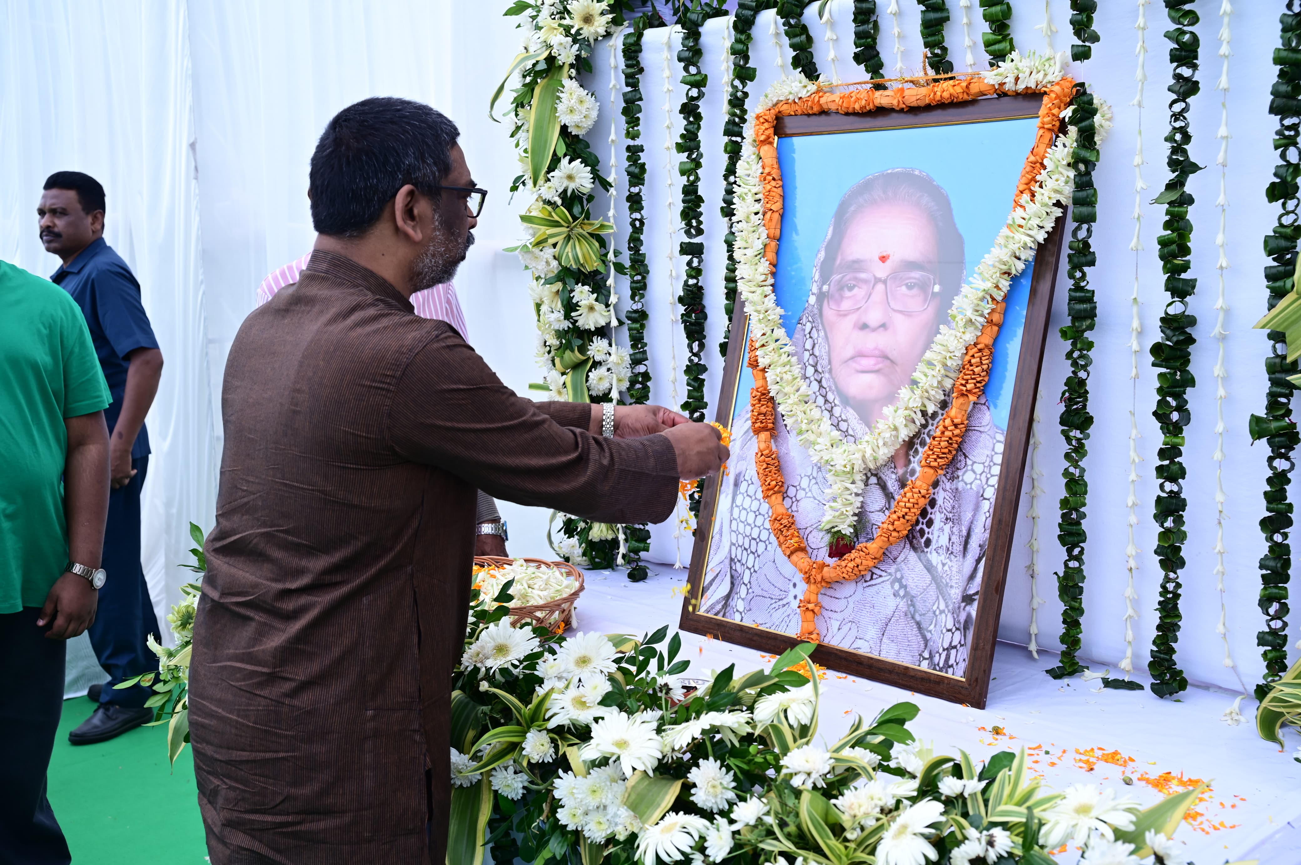 मुख्यमंत्री श्रद्धांजलि देतेहुए मुख्यमंत्री श्रद्धांजलि देतेहुए