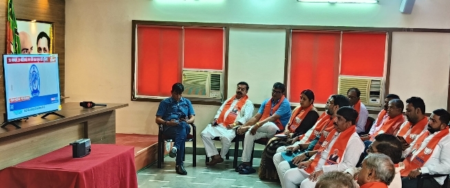 महानगर वाराणसी के पदाधिकारी सुनते मन की बात महानगर वाराणसी के पदाधिकारी सुनते मन की बात