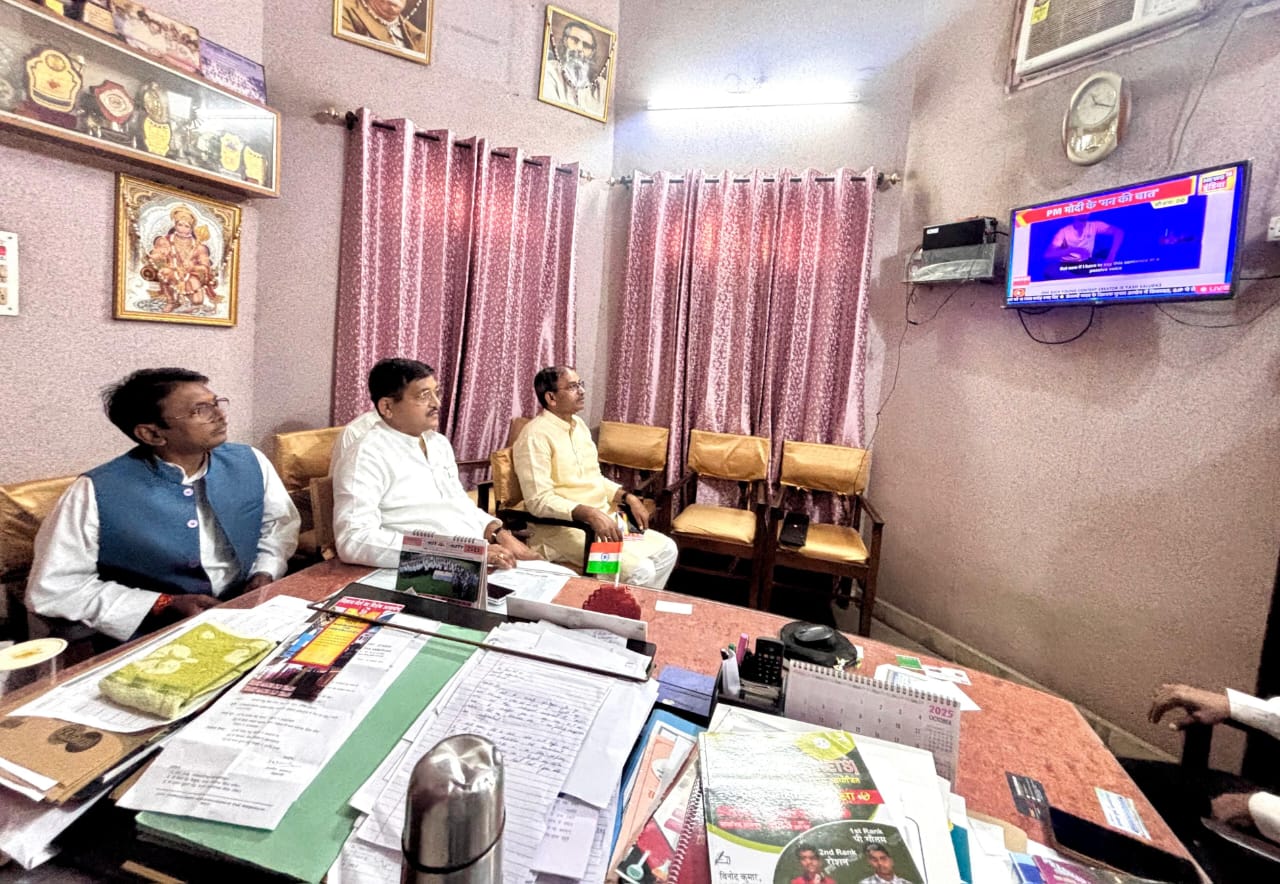 मंत्री रामकेश निषाद मन की बात सुनते हुए