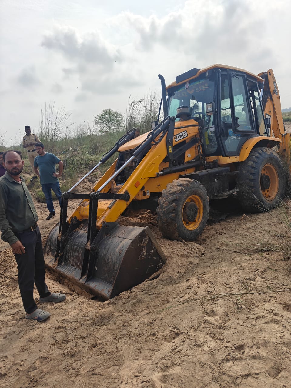 कलेक्टर जन्मेजय महोबे के निर्देशन में जिलेभर में एक साथ ताबड़तोड़ अभियान कुल 31 वाहन जब्त: 25 ट्रैक्टर,2 हाइवा,4 जेसीबी