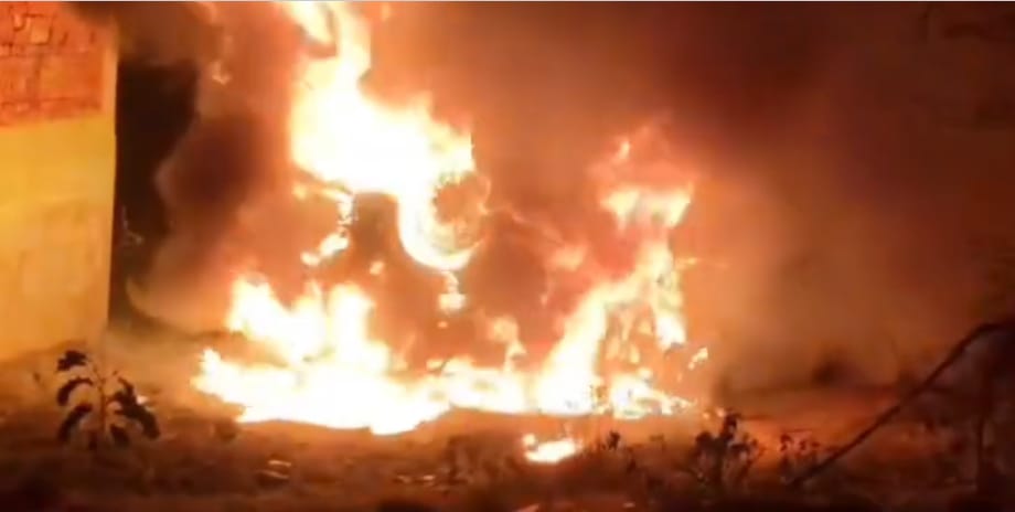 वाहन में लगी आग वाहन में लगी आग