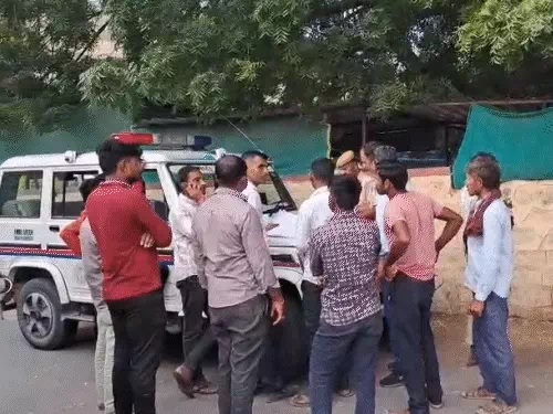 परिजनों के बयान लेती पुलिस। परिजनों के बयान लेती पुलिस।