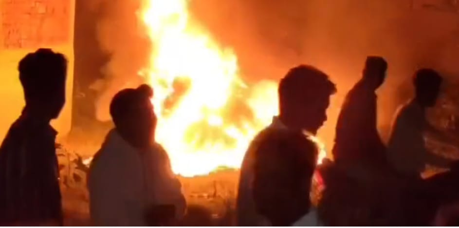 वाहन में लगी आग वाहन में लगी आग