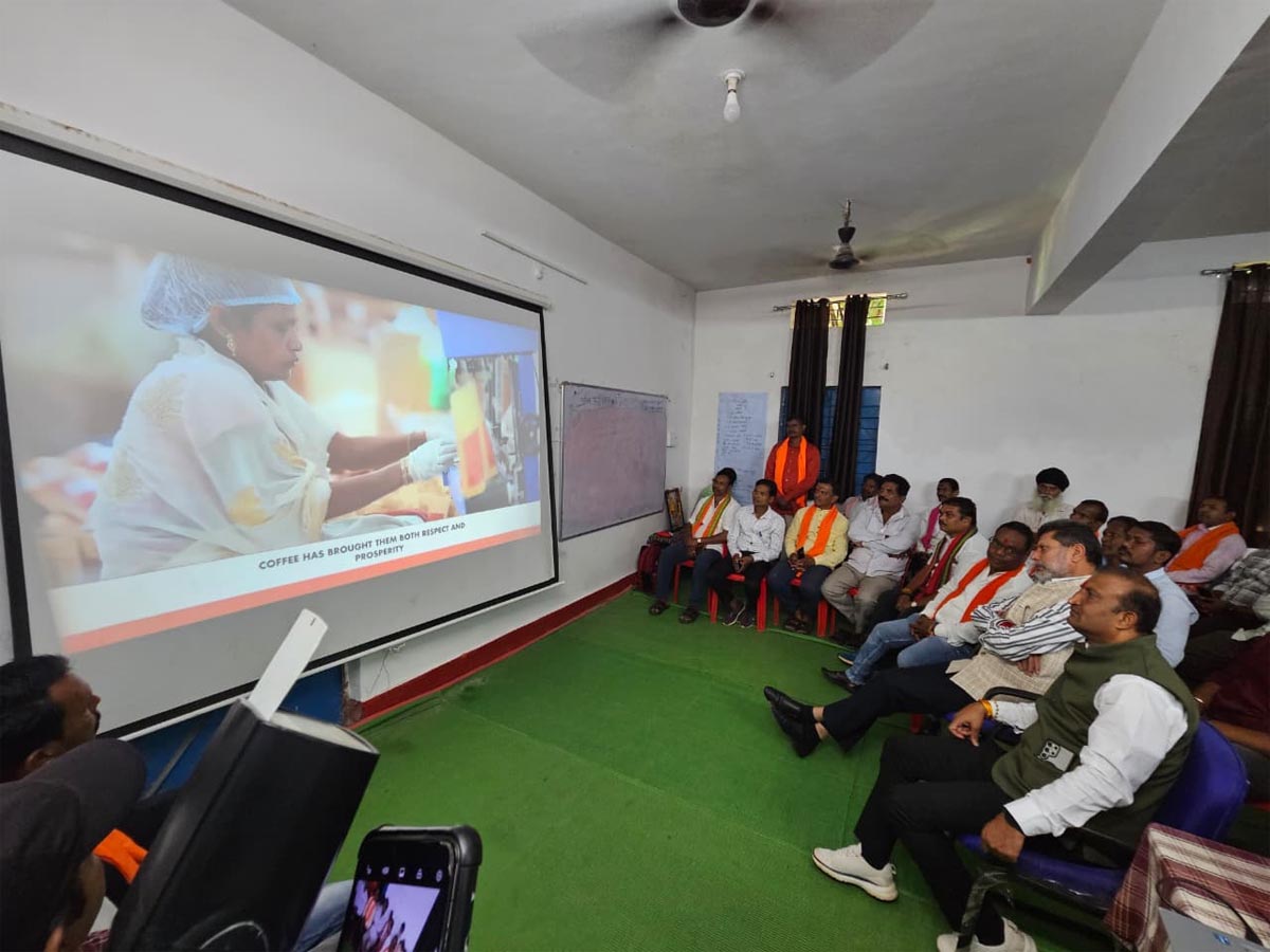 भाजपा प्रदेश अध्यक्ष किरण सिंह देव  प्रधानमंत्री नरेंद्र मोदी की मन की बात सुनते