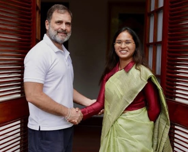 मंत्री शिल्पी नेहा तिर्की और राहुल गांधी की फाइल फोटो मंत्री शिल्पी नेहा तिर्की और राहुल गांधी की फाइल फोटो