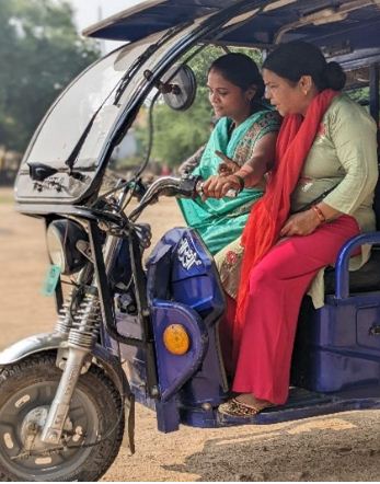 ई रिक्शा चलाती चंदा शुक्ला ई रिक्शा चलाती चंदा शुक्ला