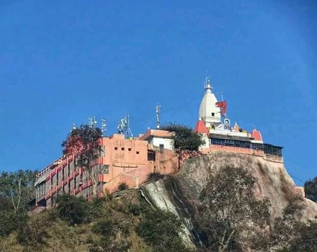 मनसा देवी पहाड़ी पर स्थित मंदिर मनसा देवी पहाड़ी पर स्थित मंदिर