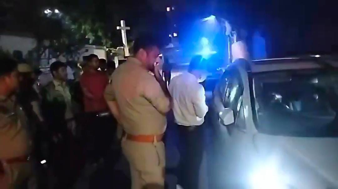 कार में गोली मारकर युवक के खुदकुशी की घटनास्थल पर जांच करती पुलिस एवं फील्ड यूनिट कार में गोली मारकर युवक के खुदकुशी की घटनास्थल पर जांच करती पुलिस एवं फील्ड यूनिट