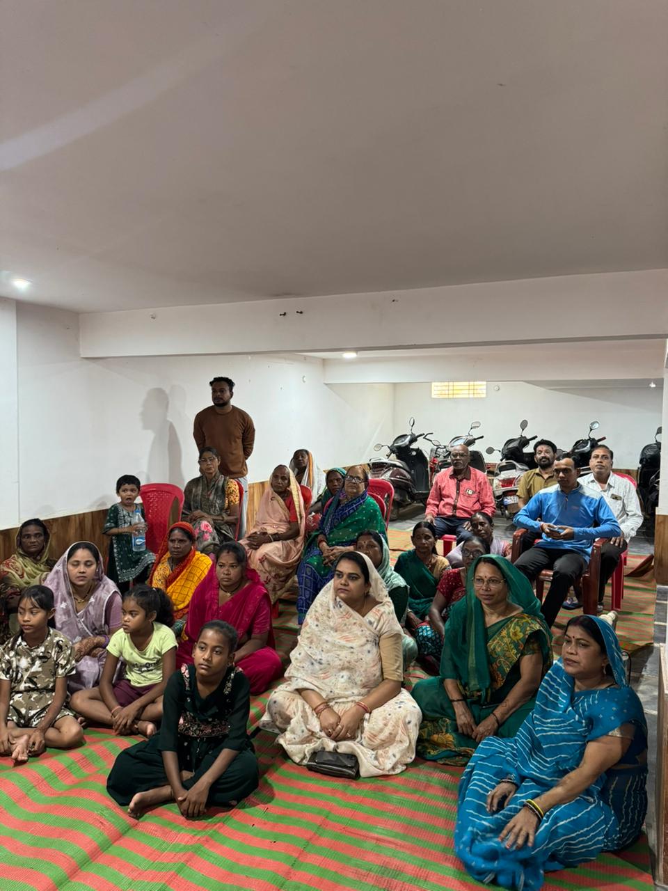 कुरुद वार्ड 13 में प्रधानमंत्री नरेन्द्र मोदी के मन की बात का सामूहिक श्रवण करते हुए कुरुदवासी।