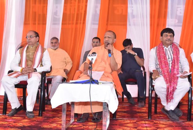 मुख्यमंत्री योगी आदित्यनाथ संबोधित करते हुए मुख्यमंत्री योगी आदित्यनाथ संबोधित करते हुए