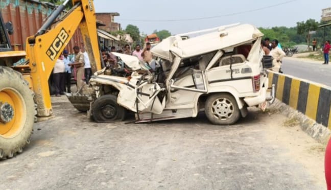 घटना स्थल पर खड़ी क्षतिग्रस्त बोलेरो