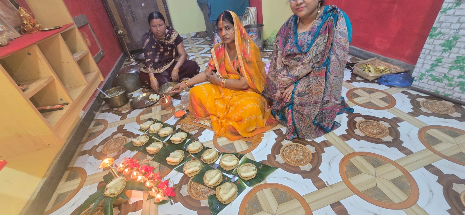 छठ पर्व को लेकर खरना का प्रसाद बनाती छठव्रर्ती महिलाएं छठ पर्व को लेकर खरना का प्रसाद बनाती छठव्रर्ती महिलाएं