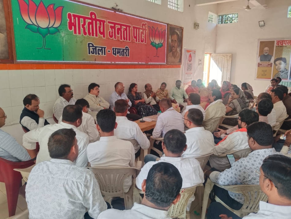 जिला भाजपा कार्यालय में आयोजित योजना बैठक में कुरुद विधायक अजय चंद्राकर सहित अन्य जनप्रतिनिधि एवं भाजपा के पदाधिकारी।