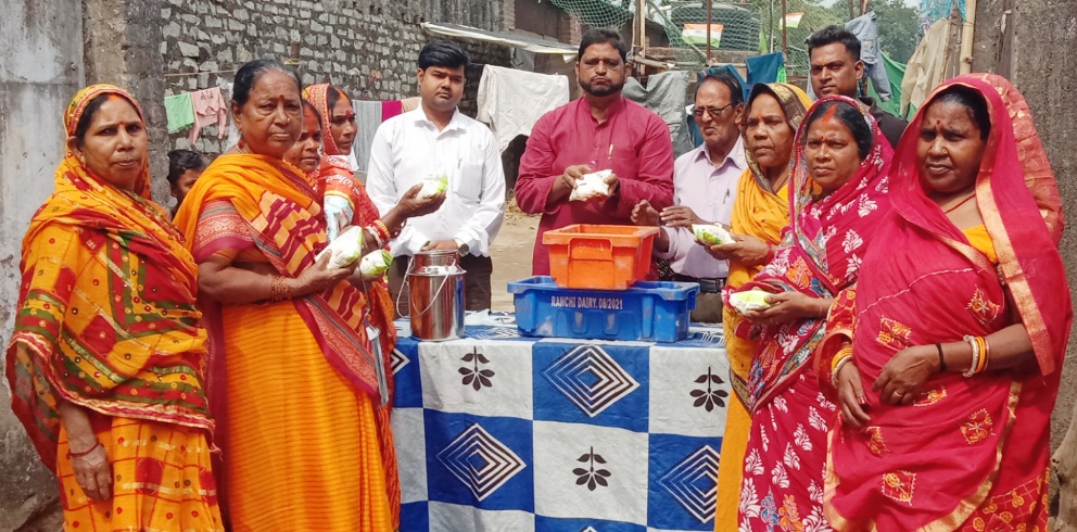 दूध वितरण करते कमेटी के सदस्यगण दूध वितरण करते कमेटी के सदस्यगण