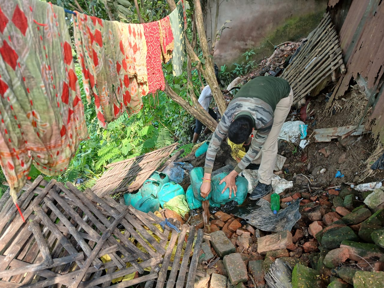 घाटाल में आबकारी विभाग की सख्त कार्रवाई, चोलाई बनाने के उपकरण जब्त और नष्ट घाटाल में आबकारी विभाग की सख्त कार्रवाई, चोलाई बनाने के उपकरण जब्त और नष्ट