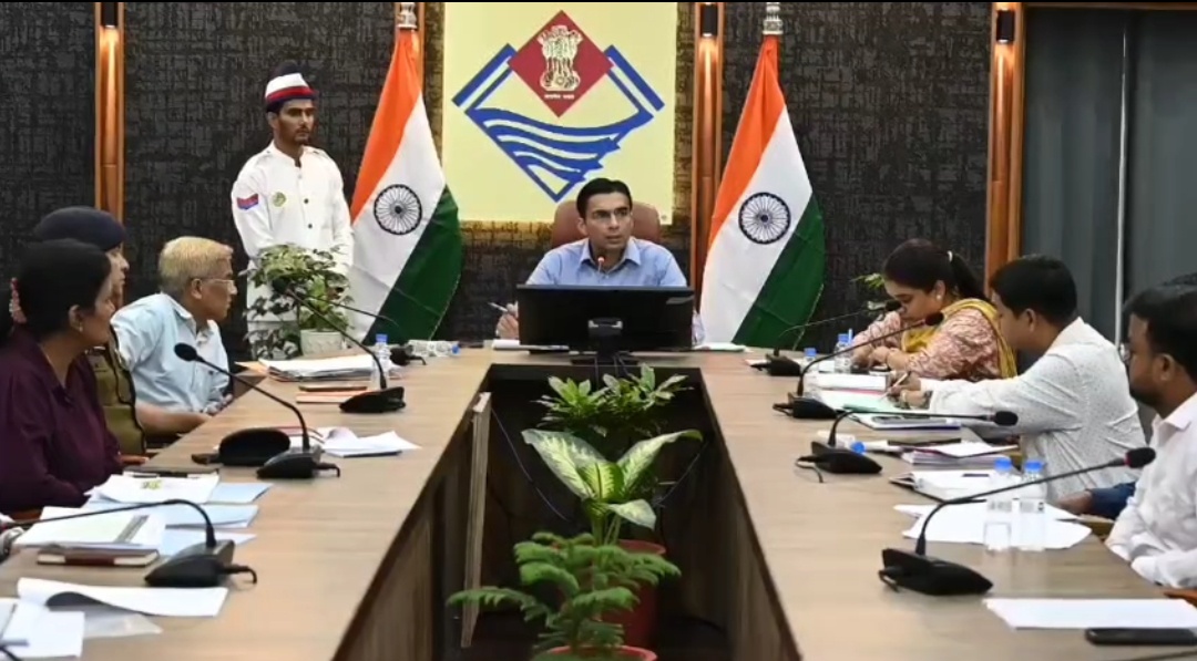 बैठक लेते जिलाधिकारी बंसल। बैठक लेते जिलाधिकारी बंसल।