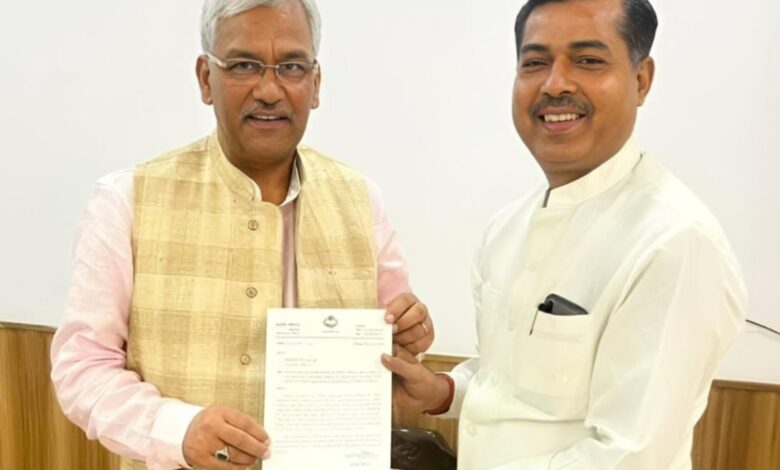 विधायक आदेश चौहान के साथ त्रिवेंद्र रावत