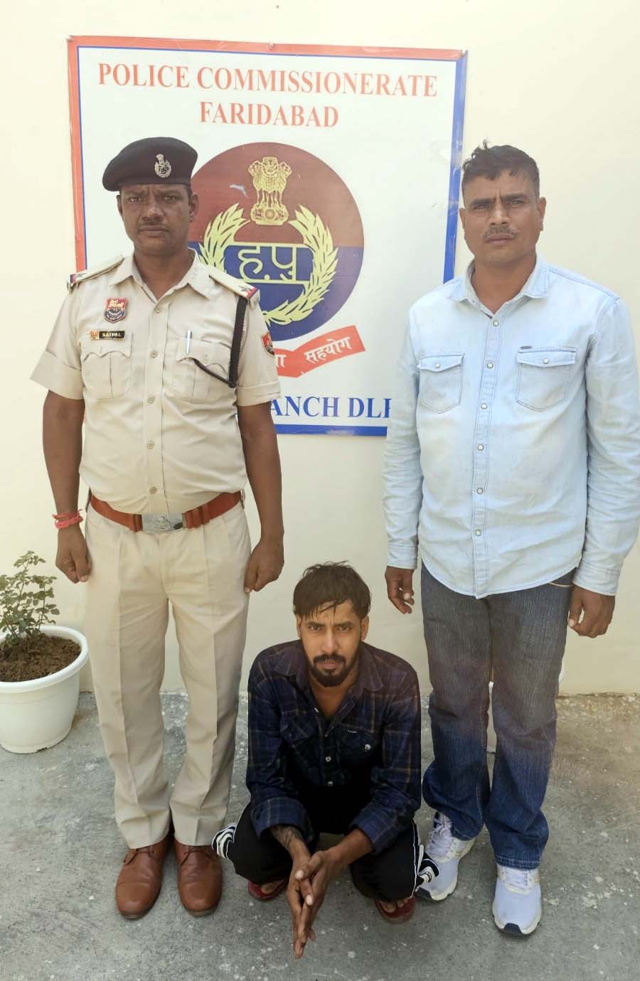 गिरफ्तार किया गया आरोपित गिरफ्तार किया गया आरोपित