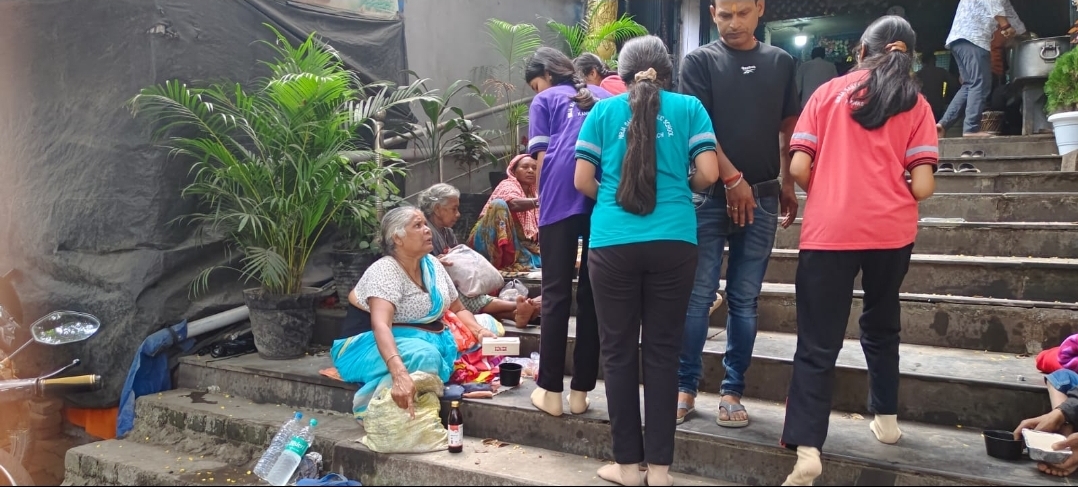 मांडो को भोजन देते हैं स्कूल के विद्यार्थी