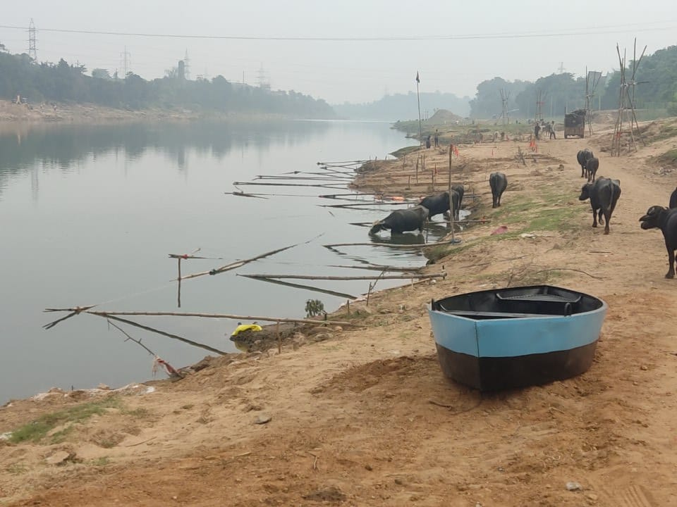 नदी में हुई बैरिकेडिंग