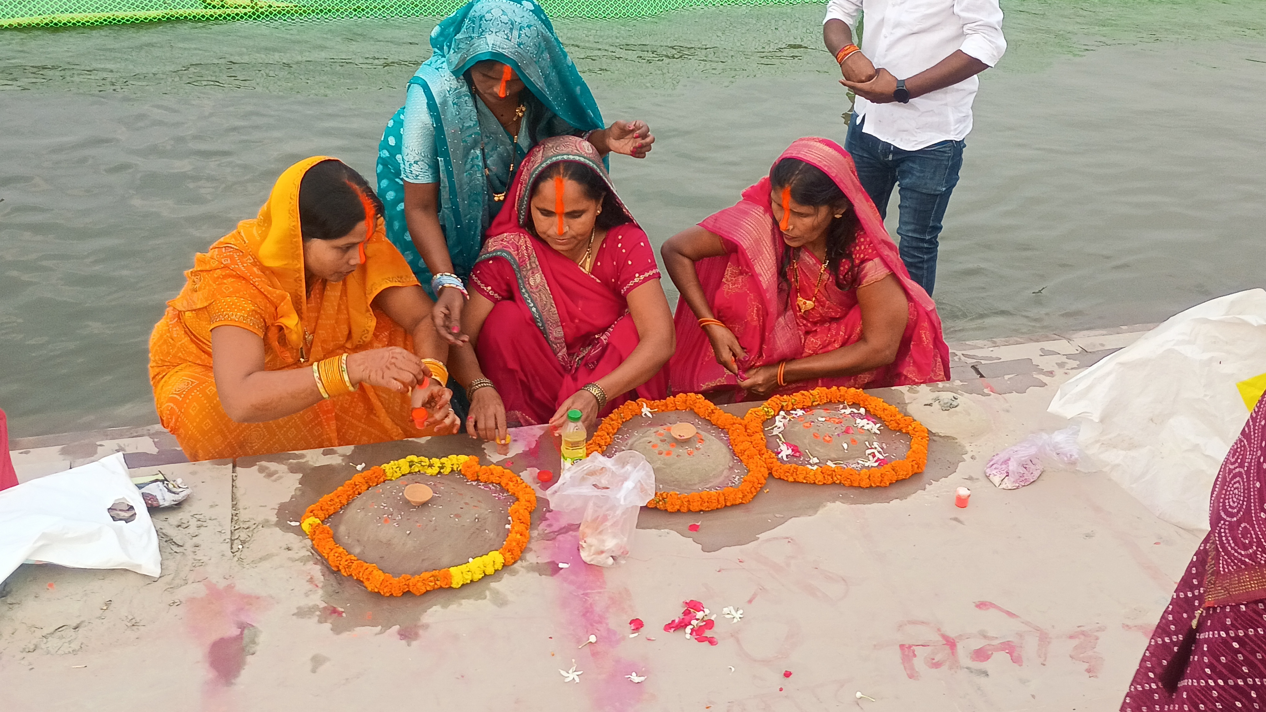 घाटों पर वेदी बनाकर पूजन करते हुए व्रती माताएं