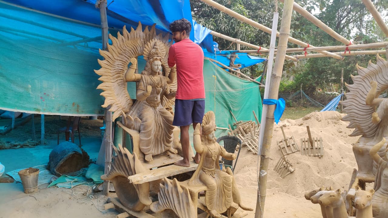 केरवाशिला में गढ़ी जा रही आस्था की प्रतिमाएं, बंगाली कारीगरों के हाथों साकार हो रहा छठ महापर्व