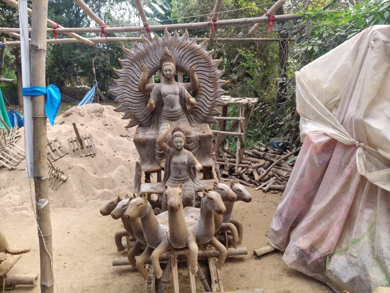 केरवाशिला में गढ़ी जा रही आस्था की प्रतिमाएं, बंगाली कारीगरों के हाथों साकार हो रहा छठ महापर्व