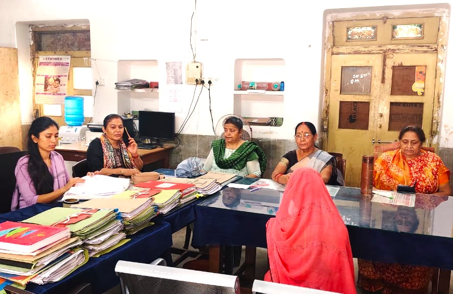 परिवार परामर्श केंद्र में काउंसिलिंग करती परिवार परामर्श केंद्र में काउंसिलिंग करती