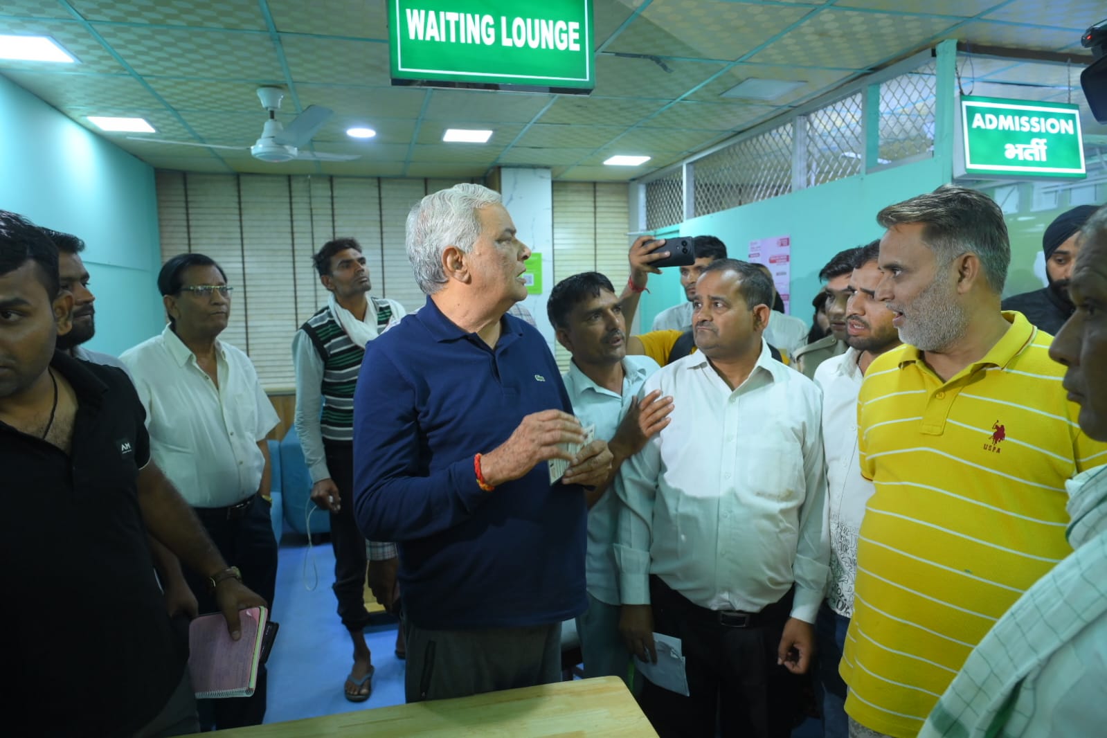 अस्पताल ने बिल न भरने पर शव रोका, परिजनों ने किया हंगामा अस्पताल ने बिल न भरने पर शव रोका, परिजनों ने किया हंगामा