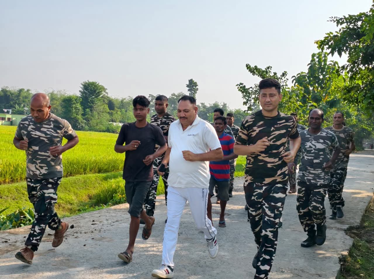 अररिया फोटो:दौड़ लगाते एसएसबी के अधिकारी और जवान अररिया फोटो:दौड़ लगाते एसएसबी के अधिकारी और जवान