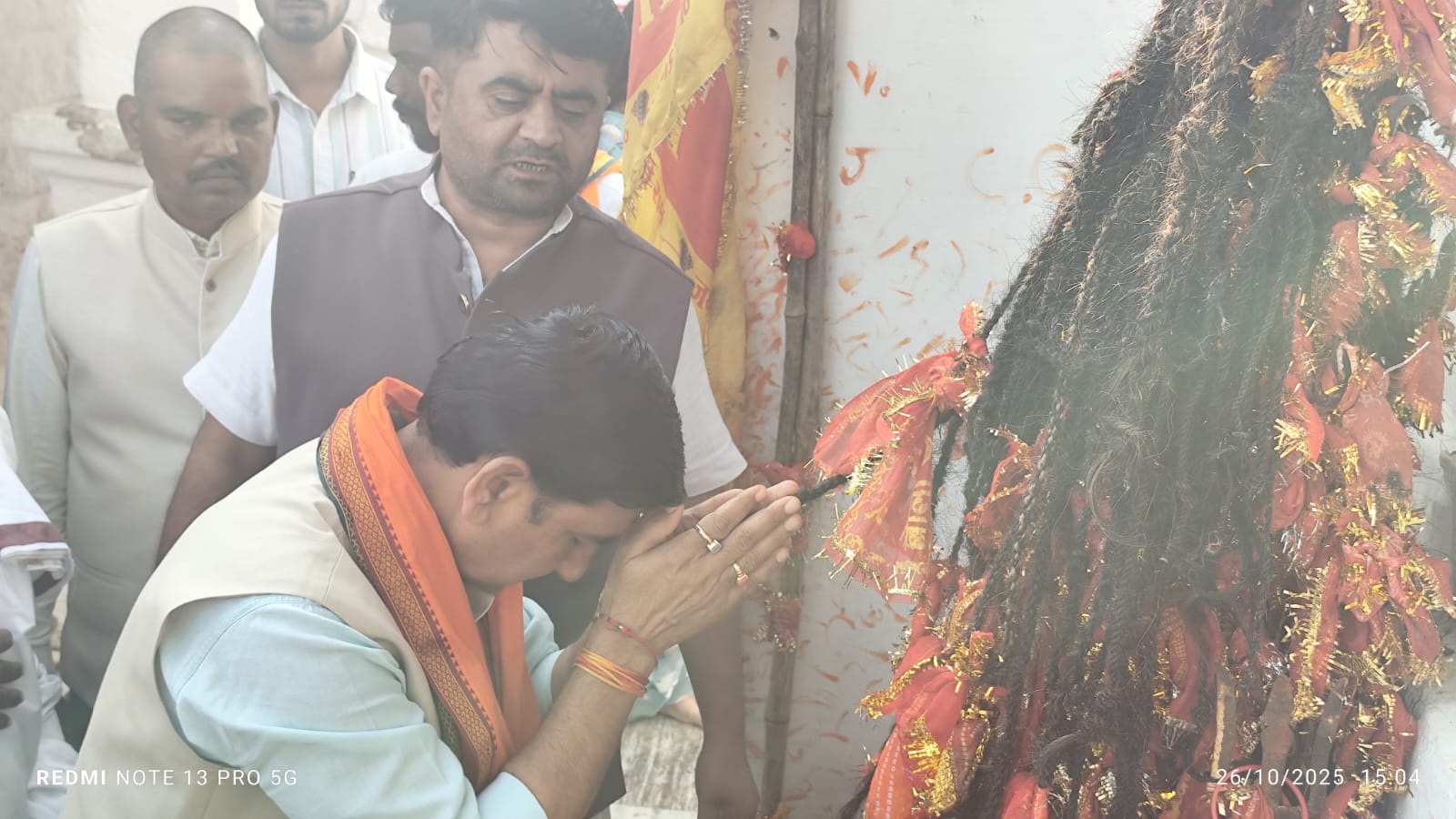 नर्मदा मंदिर के द्वार पर माथा टिकाते मंत्री केंद्रीय शहरी विकास राज्यमंत्री तोखन साहू नर्मदा मंदिर के द्वार पर माथा टिकाते मंत्री केंद्रीय शहरी विकास राज्यमंत्री तोखन साहू