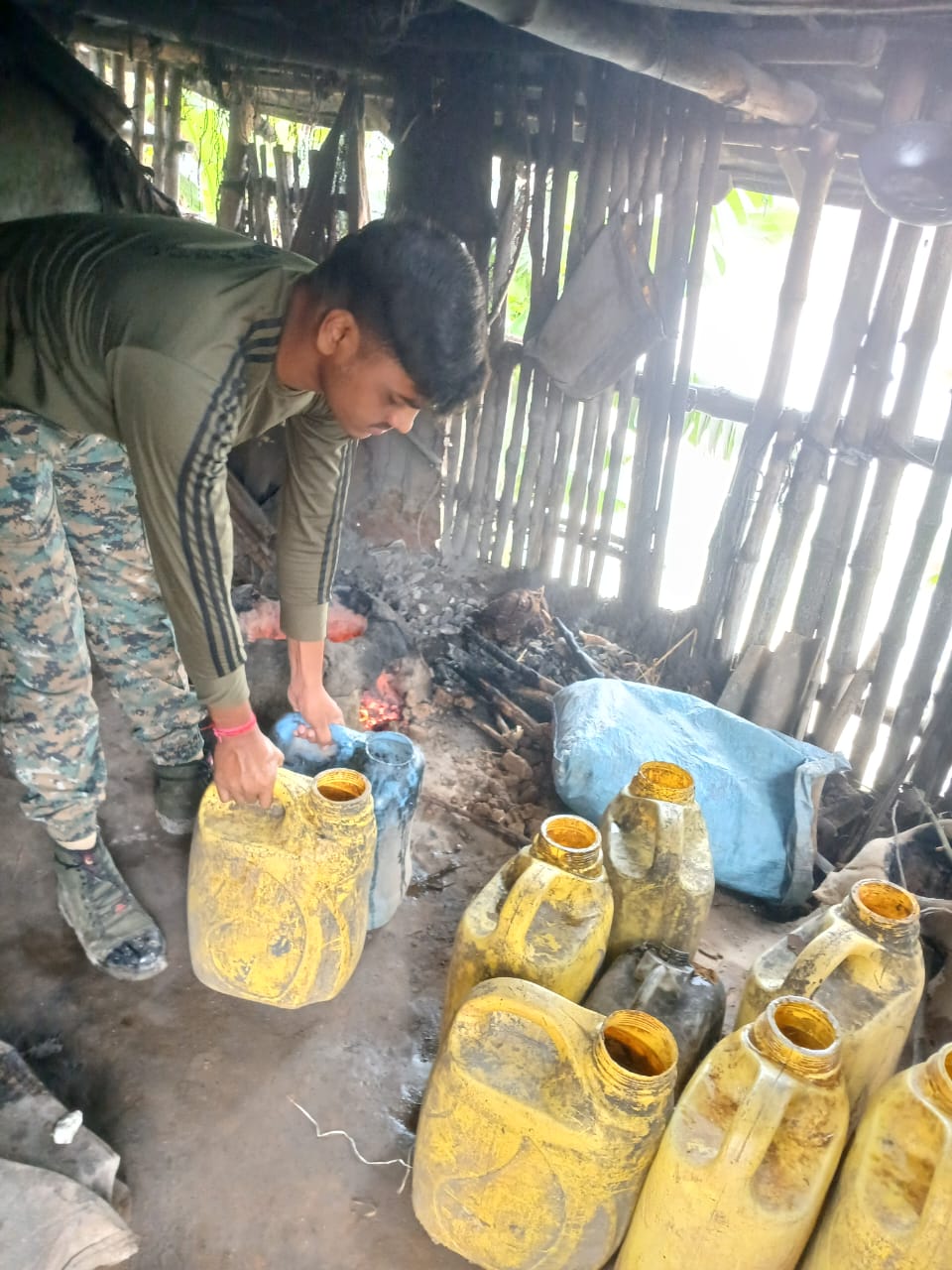 घाटाल में आबकारी विभाग की सख्त कार्रवाई घाटाल में आबकारी विभाग की सख्त कार्रवाई