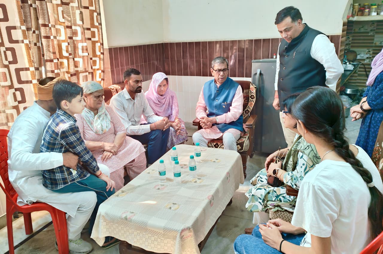 मृतक परिवार को सांत्वना देते हुए हरियाणा के महामहिम राज्यपाल प्रो. असीम कुमार घोष। मृतक परिवार को सांत्वना देते हुए हरियाणा के महामहिम राज्यपाल प्रो. असीम कुमार घोष।