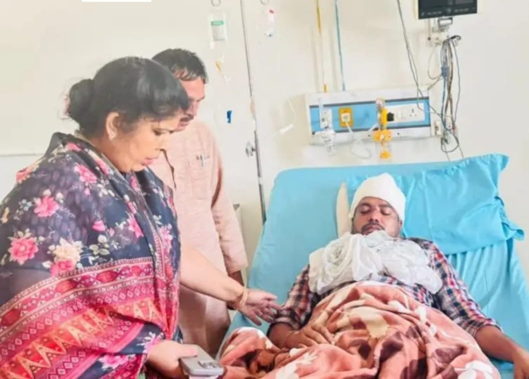 अस्पताल में भर्ती दलित नेता अस्पताल में भर्ती दलित नेता