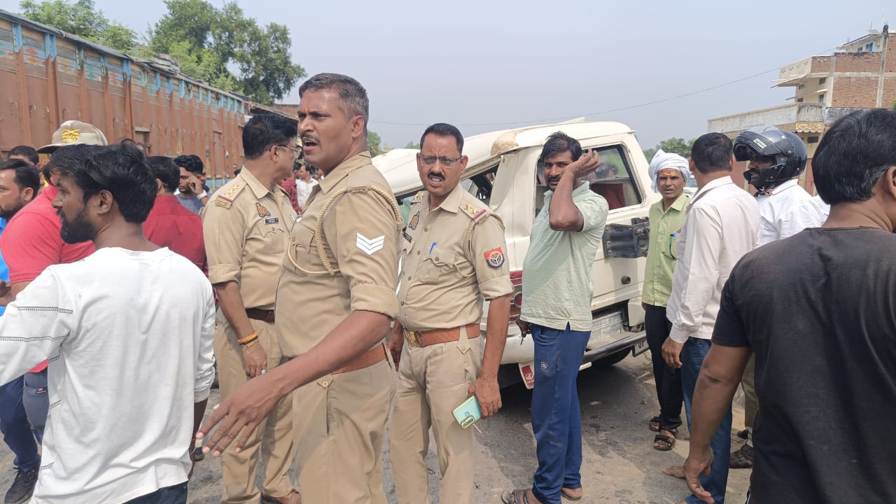 मौके पर पहुंची पुलिस राहत बचाव कार्य करते हुए