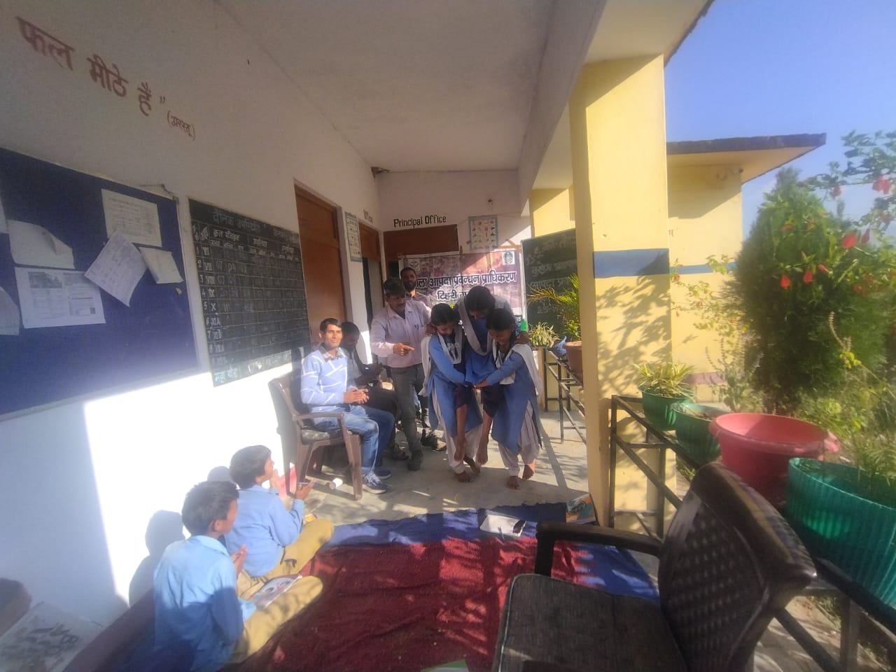 फोटो-27 एनटीएच 22-प्रतापनगर ब्लाक के दूरस्थ विद्यालय जीआईसी तोलीसेन छात्रों को आपदा से निपटने के गुर सिखाते हुए आपदा प्रबंधन विभाग के कार्मिक फोटो-27 एनटीएच 22-प्रतापनगर ब्लाक के दूरस्थ विद्यालय जीआईसी तोलीसेन छात्रों को आपदा से निपटने के गुर सिखाते हुए आपदा प्रबंधन विभाग के कार्मिक