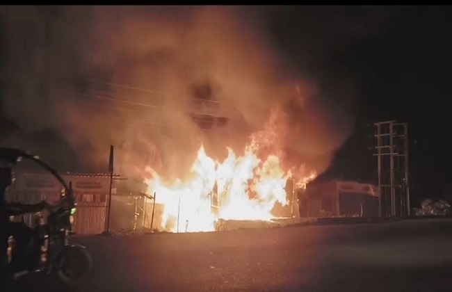 फर्नीचर दुकान में  आग