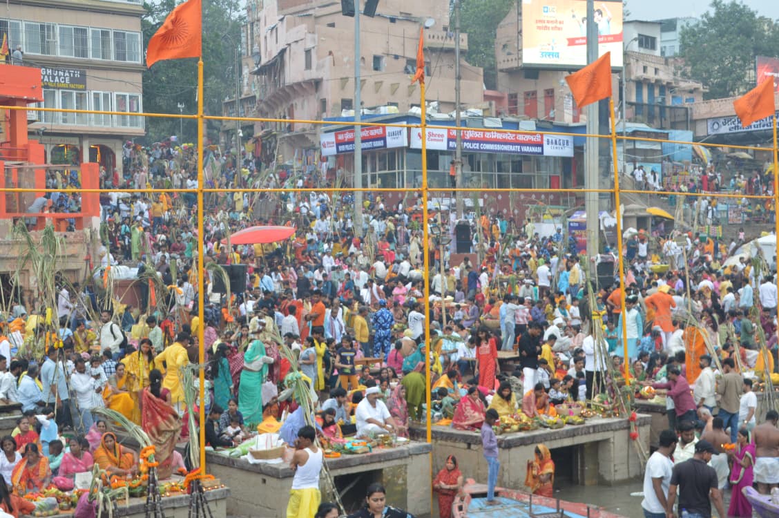 वाराणसी में गंगा किनारे छठ पूजन का नजारा वाराणसी में गंगा किनारे छठ पूजन का नजारा