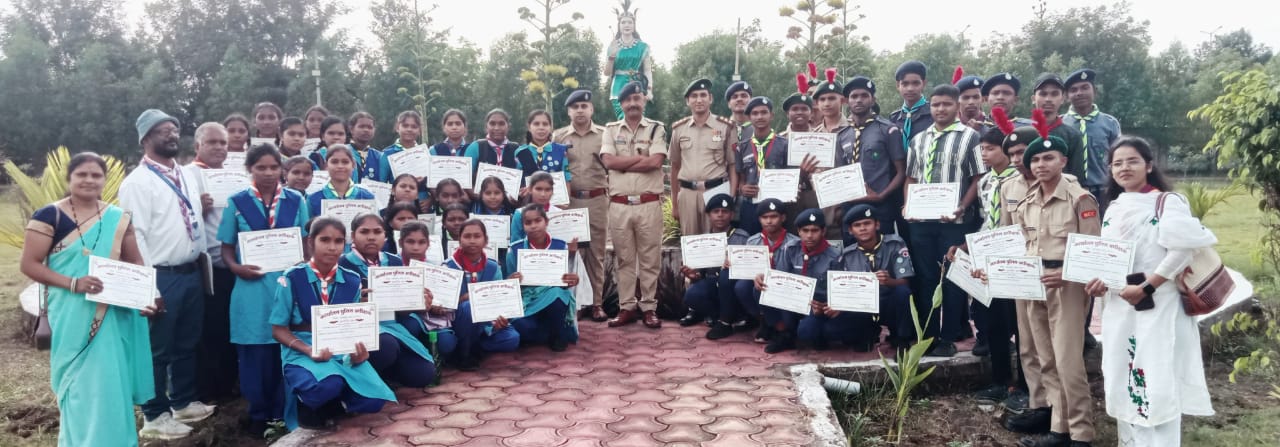 नवरात्रि पर्व में सहयोग करने वाले 61 स्काउट्स, गाइड्स और एनसीसी कैडेट्स को पुलिस अधीक्षक ने किया सम्मानित