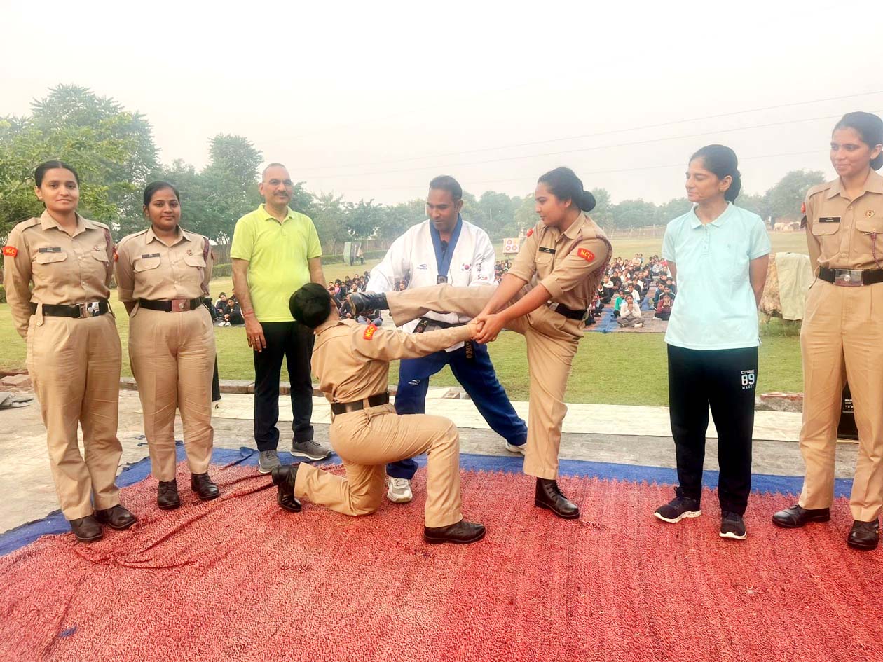 कोच रोहतास कुमार सेल्फ डिफेंस शिविर में छात्राओं को आत्मरक्षा की ट्रेनिंग देते हुए। कोच रोहतास कुमार सेल्फ डिफेंस शिविर में छात्राओं को आत्मरक्षा की ट्रेनिंग देते हुए।