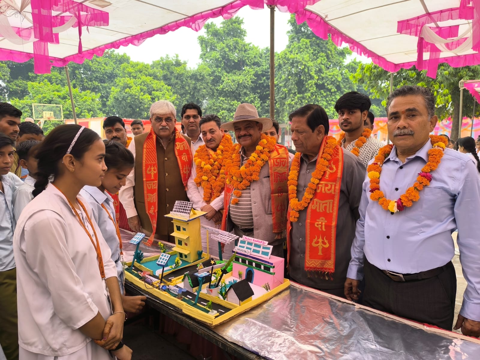 प्रदर्शनी देखते विधायक असीजा जी प्रदर्शनी देखते विधायक असीजा जी