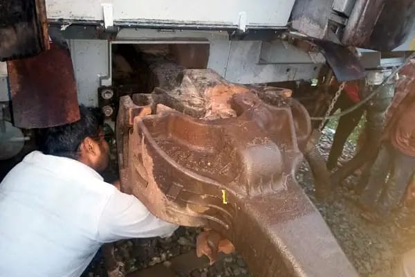दो हिस्सों में बंटी ट्रेन, हादसा टला दो हिस्सों में बंटी ट्रेन, हादसा टला
