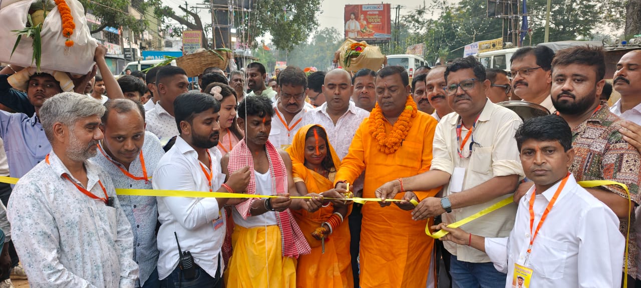 उद्घाटन करते सांसद चंद्र प्रकाश चौधरी उद्घाटन करते सांसद चंद्र प्रकाश चौधरी
