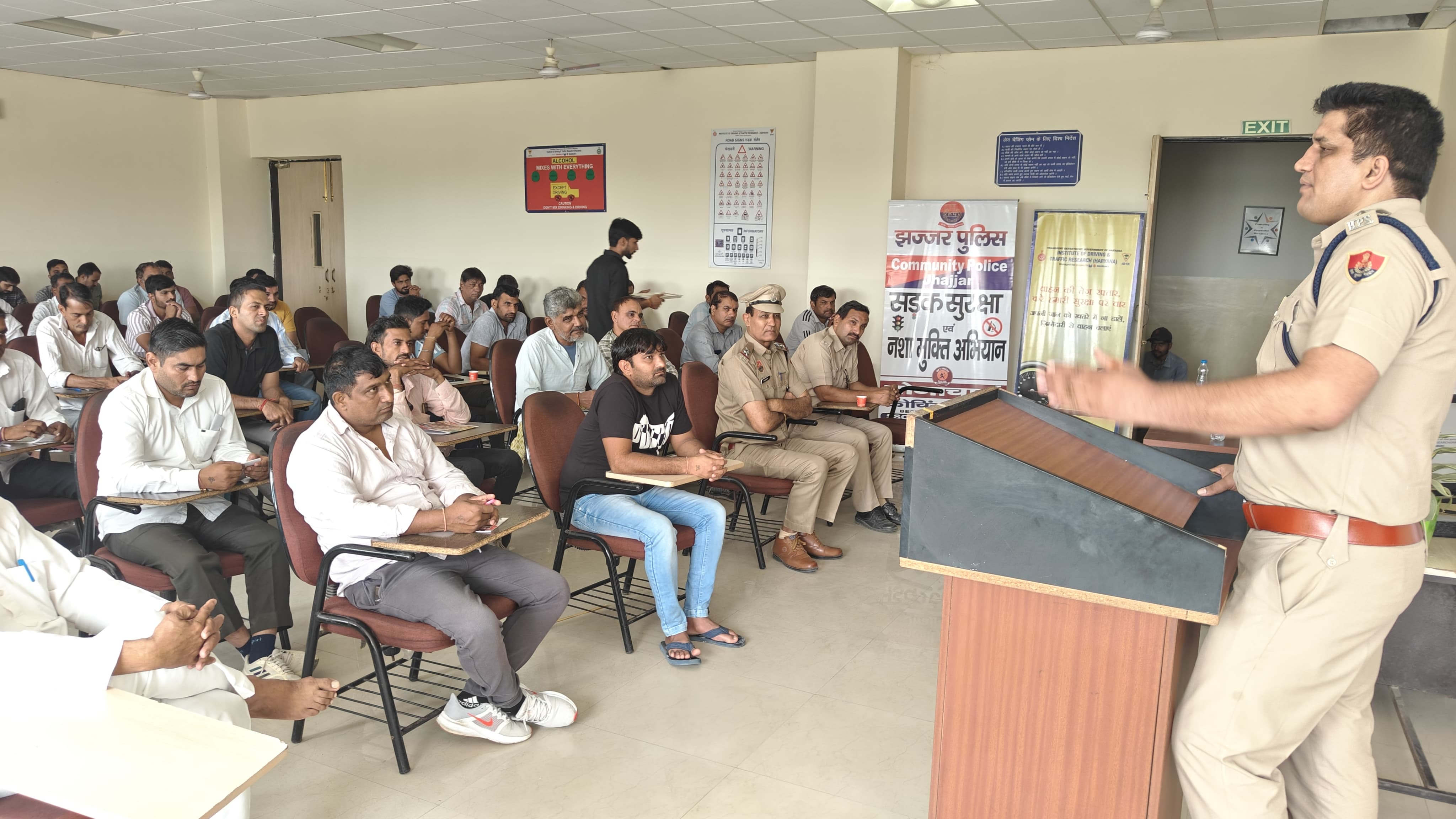 संगोष्ठी में विचार व्यक्त करते एसीपी दिनेश कुमार। संगोष्ठी में विचार व्यक्त करते एसीपी दिनेश कुमार।