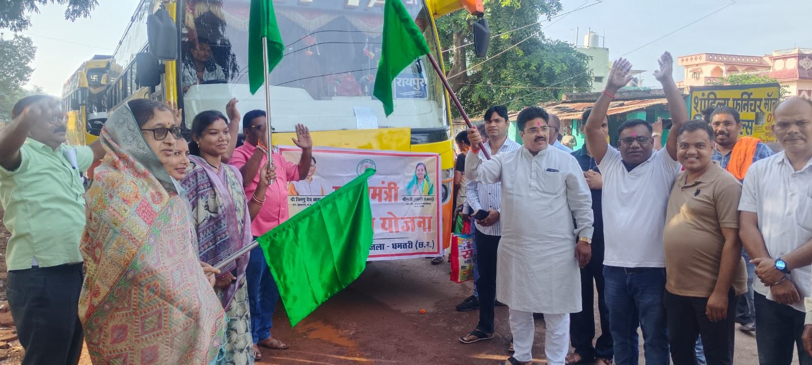 तीर्थयात्रियों को हरी झंडी दिखाते हुए महापौर रामू रोहरा।