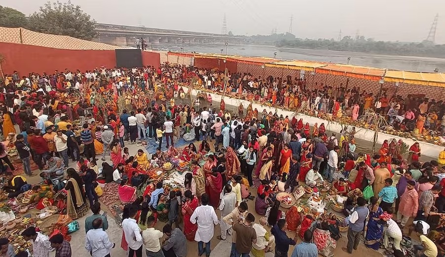 दिल्ली में छठ पूजा के अवसर पर आईटीओ बैराज के पास का यह फोटो 2022 का है। दिल्ली में छठ पूजा के अवसर पर आईटीओ बैराज के पास का यह फोटो 2022 का है।