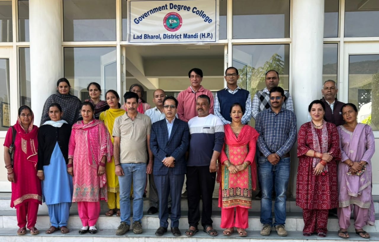 पीटीए कार्यकारिणी कार्यवाहक प्राचार्य के साथ। पीटीए कार्यकारिणी कार्यवाहक प्राचार्य के साथ।