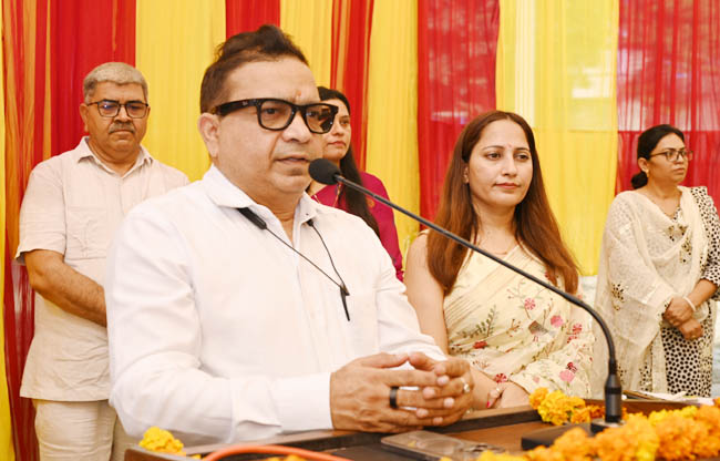 सोनीपत उपायुक्त सुशील सारवान जिला बाल  भवन में बाल महोत्सव में बोलते हुए सोनीपत उपायुक्त सुशील सारवान जिला बाल  भवन में बाल महोत्सव में बोलते हुए